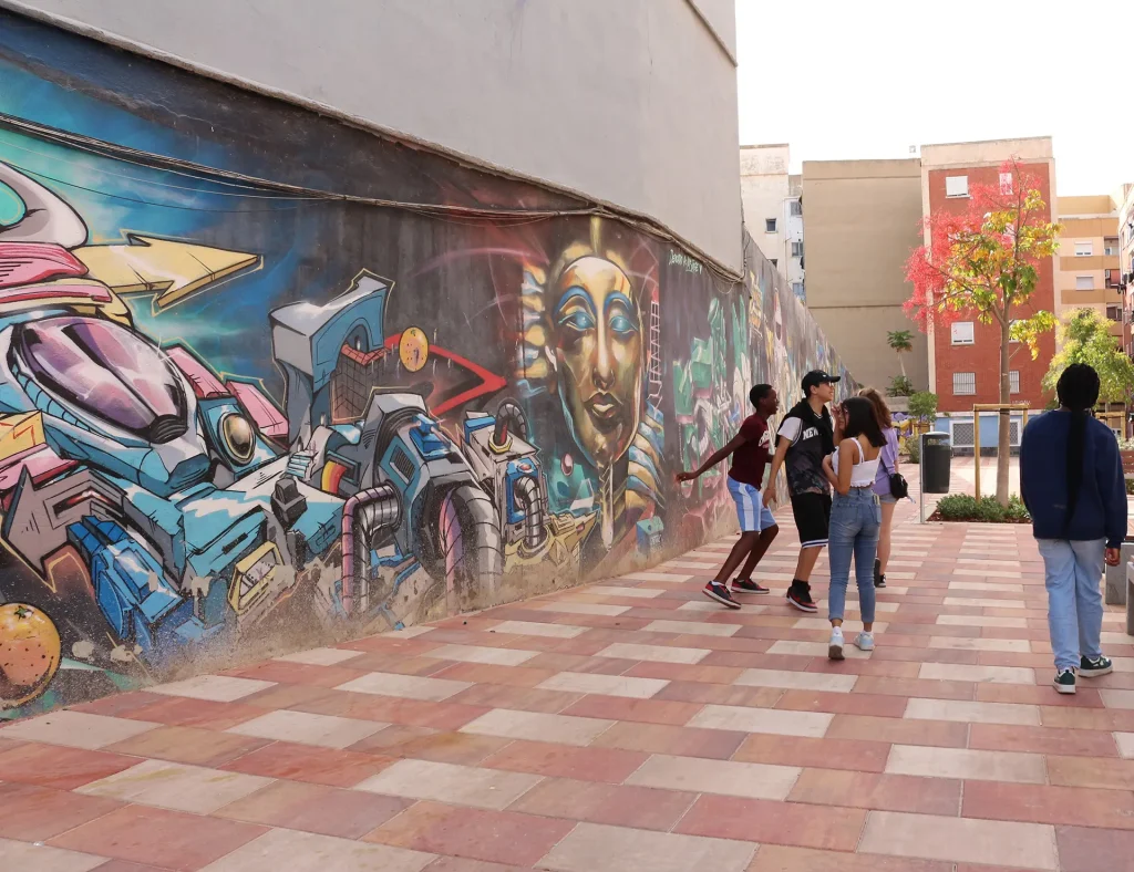 Plaza Ermita de Orriols mural grupo